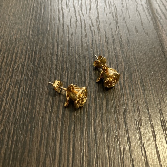 Gold pleated Rose earring - Picture 4 of 4